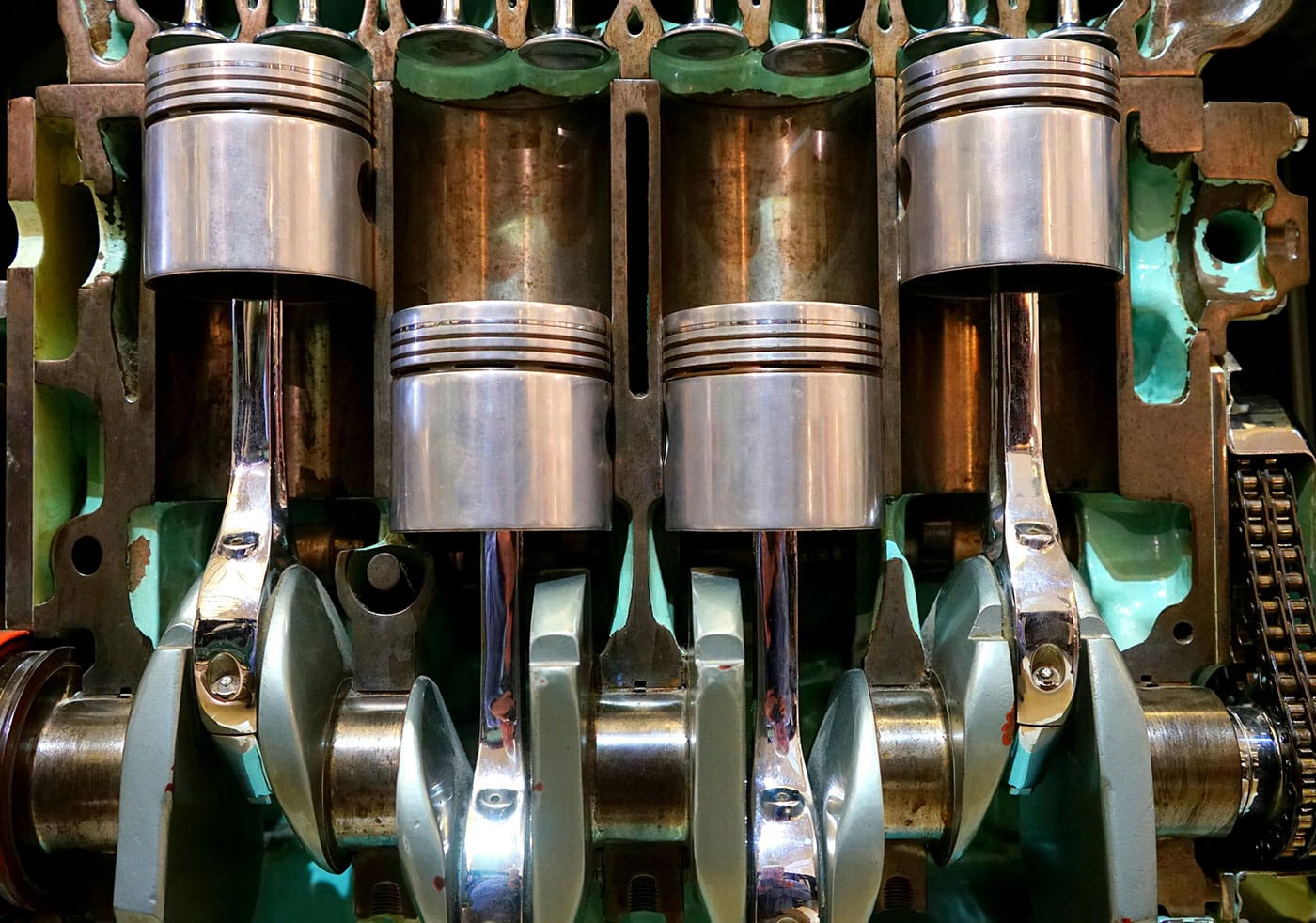 The image of an engine cut open to see the pistons connected to the same crank shaft to represent the fact that, like an engine, marketing works when all parts are working together.
