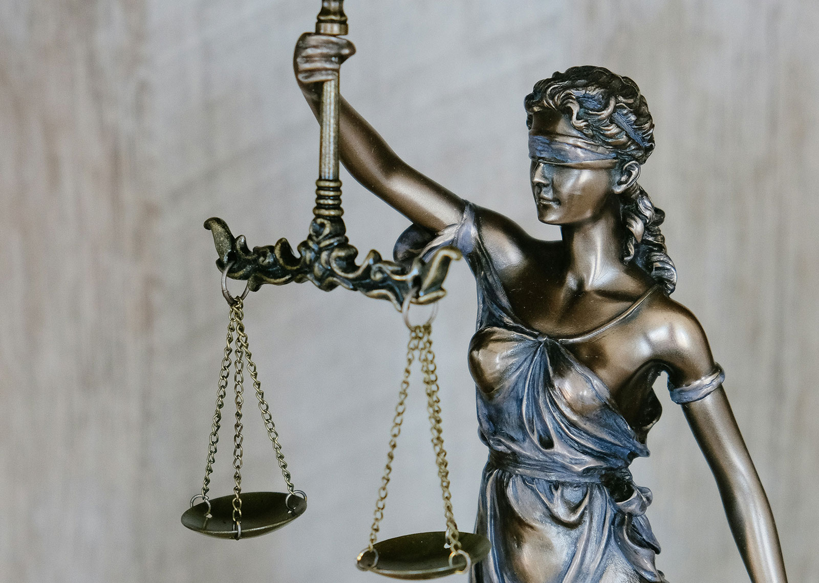 An image of the justice statue with a blindfold and scales to illustrate how customers often judge brands quickly with little information.