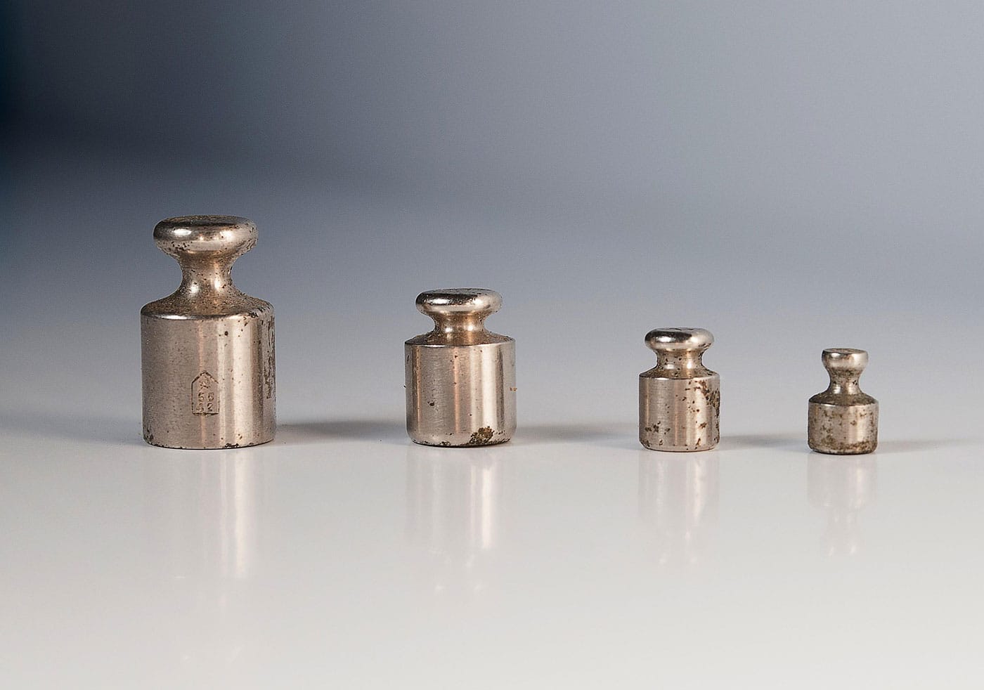Image of classic scientific weights to represent the idea of having a good control for your marketing experiments.